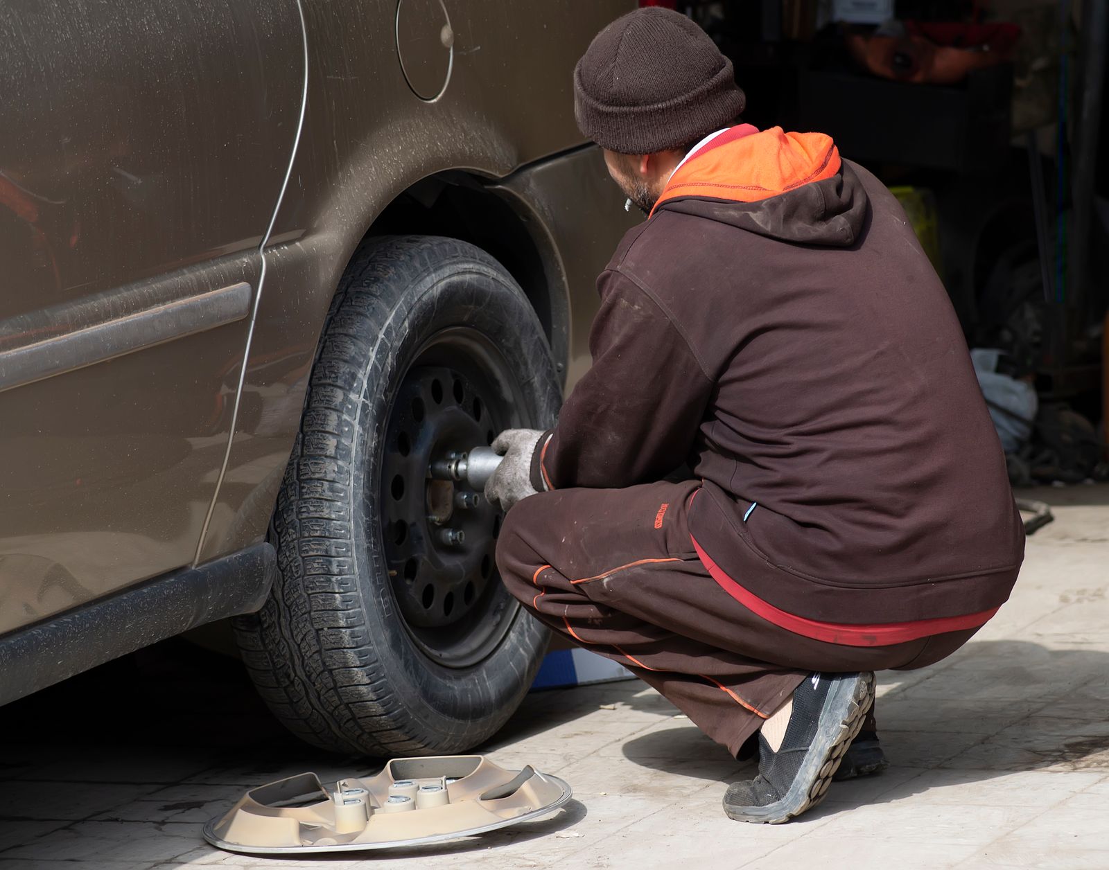 Mechanic changing a car wheel